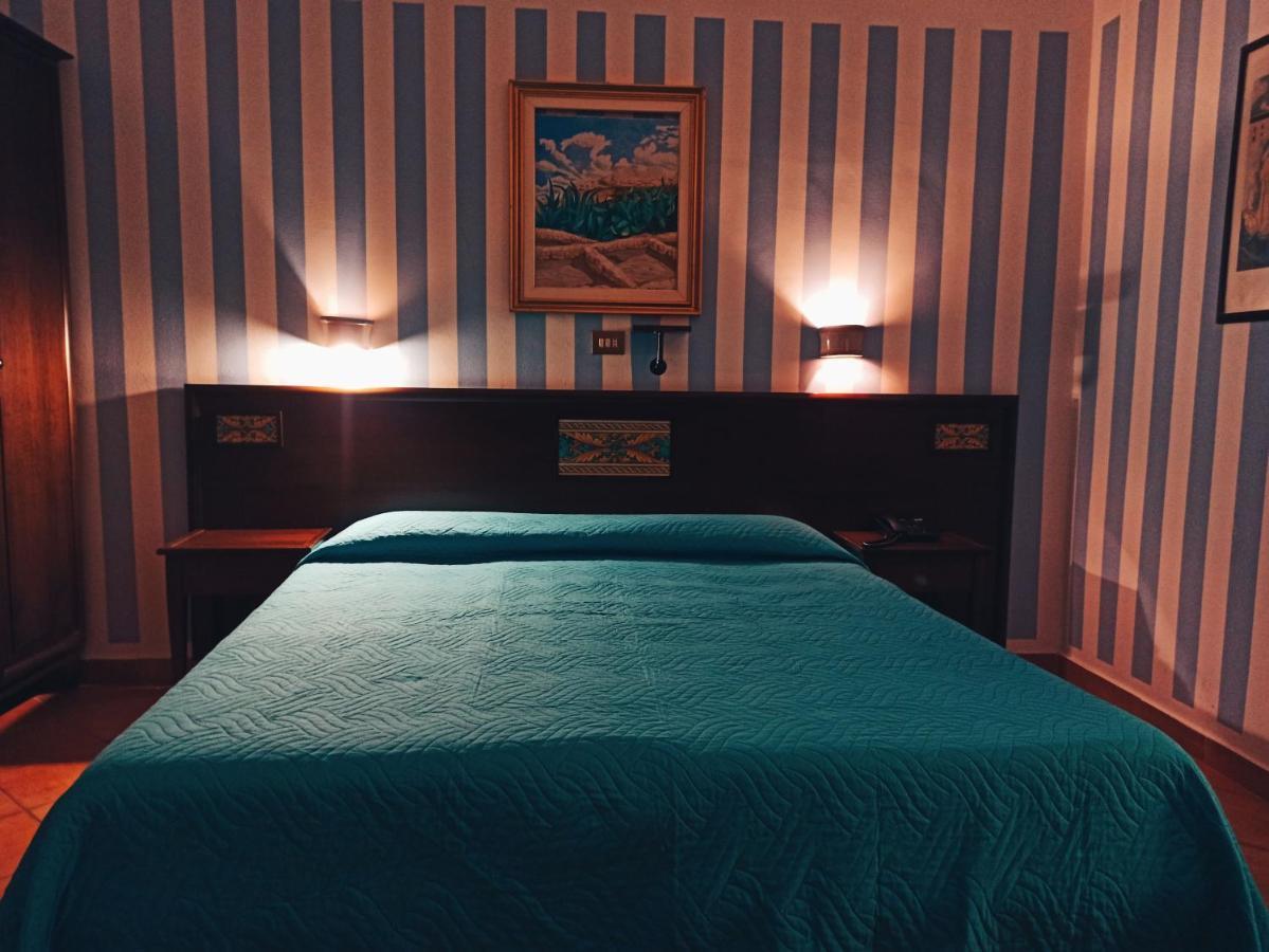 Hotel Plaza Калтанисета Екстериор снимка